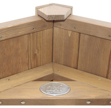 Detailansicht eines Hochbeets aus Holz mit AXI Logo