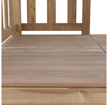 Detailansicht einer Holzterrasse mit Geländer