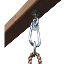 Detailansicht einer Schaukelbefestigung mit Karabinerhaken und Seil an einem Holzbalken