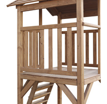Detailansicht eines Spielhauses aus Holz mit Leiter und Geländer