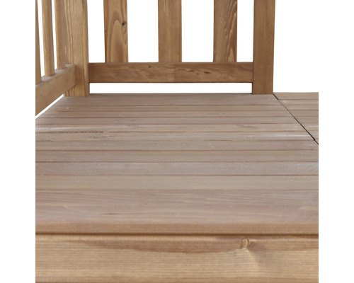 Holzterrasse mit Geländer