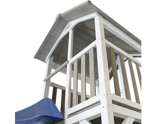 Detailansicht eines Spielhauses mit Rutsche und Dachkonstruktion aus Holz