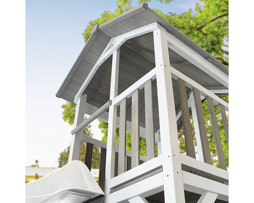 Detailansicht eines Spielturms mit Dach und Rutsche für den Außenbereich.