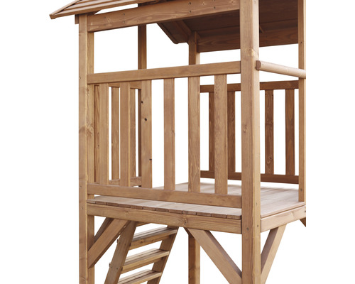 Detailansicht eines hölzernen Spielhauses mit Leiter und Geländer