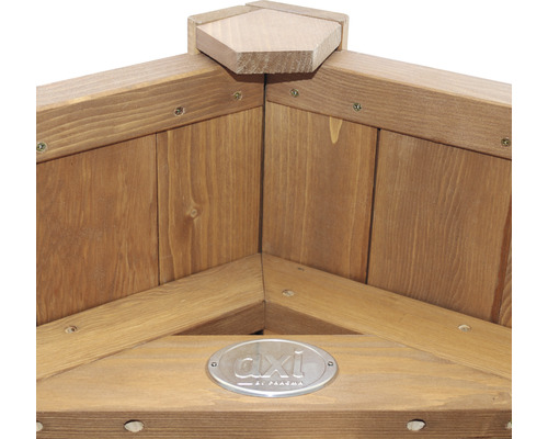 Detailansicht eines Hochbeetes aus Holz mit dem Axi Logo