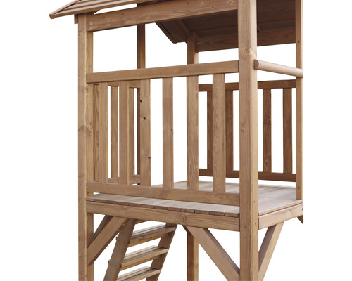 Detailansicht eines hölzernen Spielturms mit Geländer und Leiter