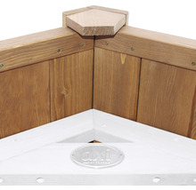 Detailansicht eines Hochbeets aus Holz mit AXI Logo