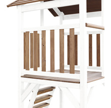 Detailansicht eines Spielhauses mit Holzgeländer und Treppe