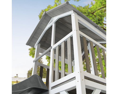 Detailansicht eines Spielhauses aus Holz mit Rutsche und Dach