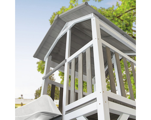 Detailansicht eines Spielturms aus Holz mit Rutsche