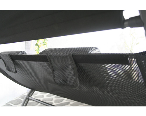 Detailansicht einer schwarzen Gartenschaukel mit Netzbezug