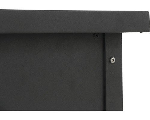 Detailansicht eines Möbelstücks mit Schrauben