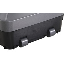 Detailansicht eines Abfallbehälters mit Rollen