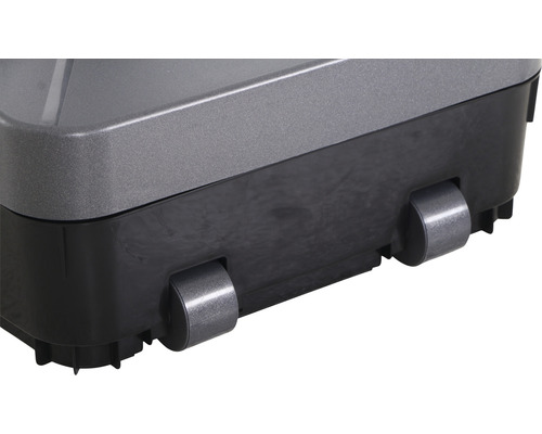 Detailansicht eines Abfallbehälters mit Rollen