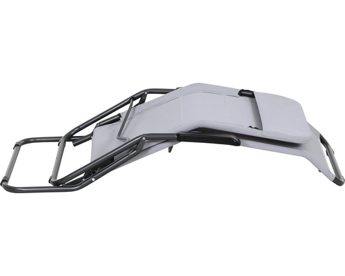 Zusammengeklappter Relaxsessel mit Metallrahmen und Stoffbezug