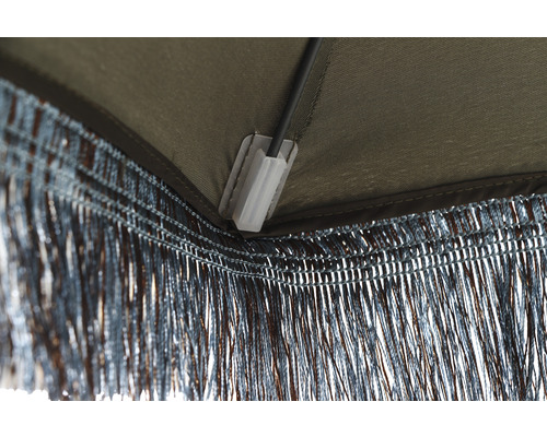 Detailansicht eines Sonnenschirms mit Fransen und Halterung