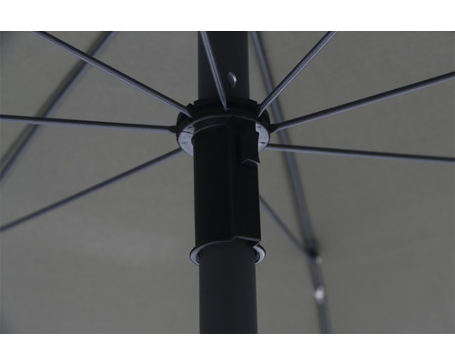 Detailansicht eines Sonnenschirms mit Metallgestell und Stoffbespannung