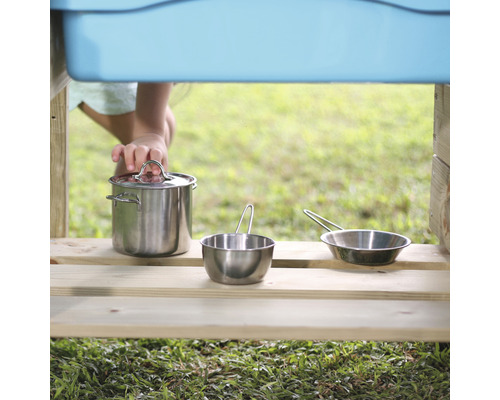 Spielküche mit Töpfen und Pfannen aus Edelstahl.