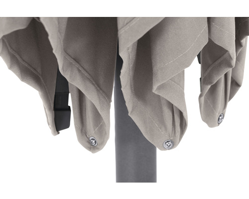 Detailansicht eines Sonnenschirms mit Stoffbahnen und Befestigungselementen.