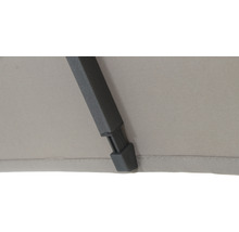 Detailansicht eines Sonnenschirms mit Gestell und Stoffbespannung