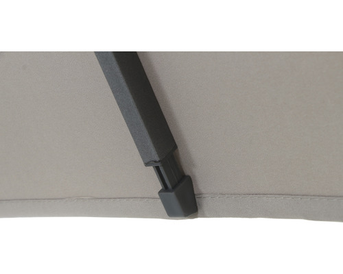 Detailansicht eines Sonnenschirms mit Gestell und Stoffbespannung