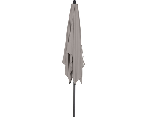 Geschlossener Gartenschirm mit Gestell