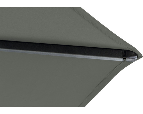 Detailansicht eines Sonnenschirms mit Metallgestell