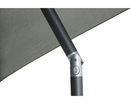 Detailansicht eines Sonnenschirms mit Metallgestell