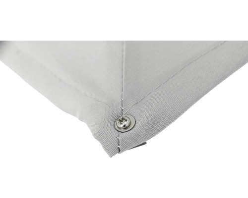 Detailaufnahme einer grauen Markise mit Schraube