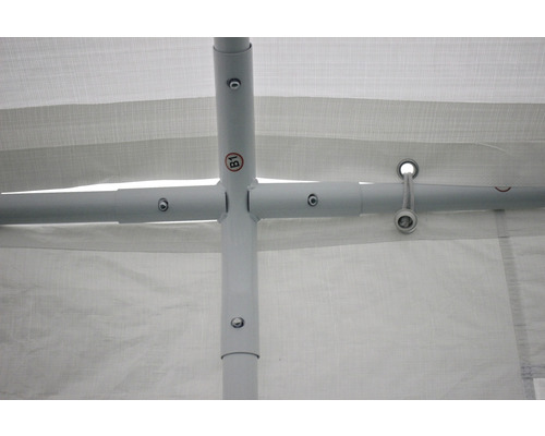 Detailansicht eines Partyzeltgestänges aus Metall