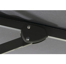 Detailansicht eines Sonnenschirms mit Strebenbefestigung