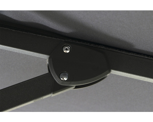 Detailansicht eines Sonnenschirms mit Strebenbefestigung