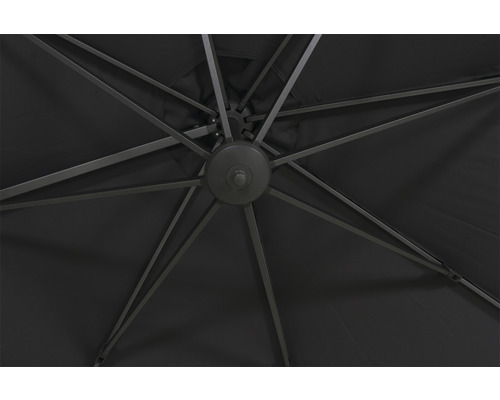 Detailaufnahme eines Sonnenschirms von unten, der das Gestell und das Schirmtuch zeigt.