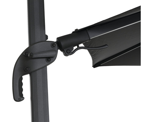 Detailaufnahme eines Sonnenschirms mit Hebelmechanismus zur Verstellung