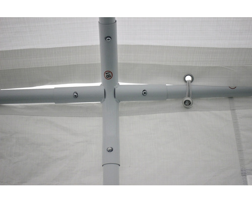 Detailansicht des Gestänges eines Pavillons mit Verbindungsstücken