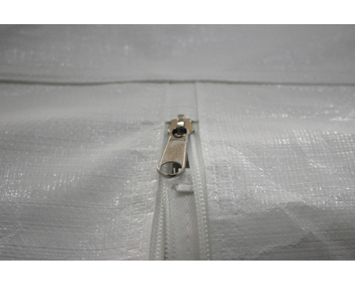 Reißverschluss an einer weißen Plane