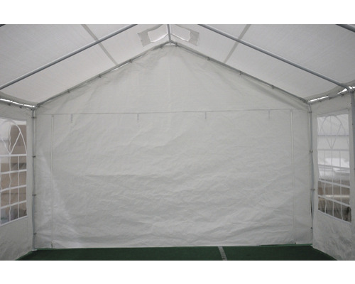 Innenansicht eines Partyzelts mit Fenstern