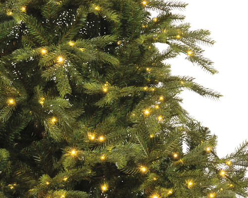 Nahaufnahme eines geschmückten Weihnachtsbaums mit Lichtern.