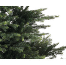 Detailaufnahme eines künstlichen Weihnachtsbaums mit grünen Nadeln