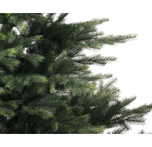 Detailaufnahme eines künstlichen Weihnachtsbaums mit vielen Nadeln.