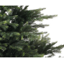 Nahaufnahme eines künstlichen Weihnachtsbaums mit grünen Nadeln
