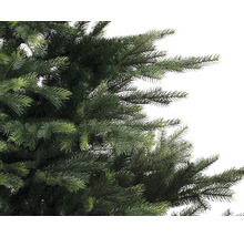 Detailaufnahme eines künstlichen Weihnachtsbaums mit grünen Nadeln.