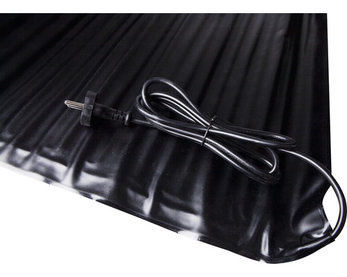 Schwarze Heizmatte mit Kabel und Stecker.
