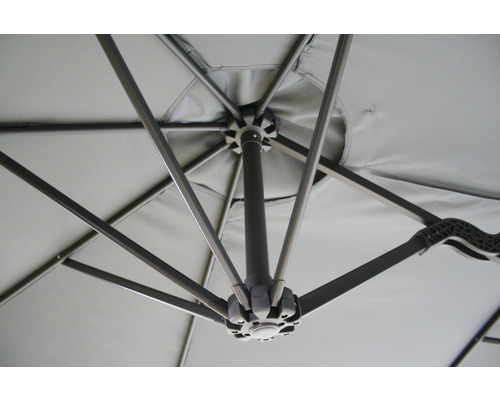 Detailansicht des Gestells eines Sonnenschirms