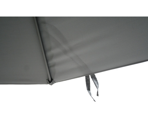 Innenansicht eines Sonnenschirms mit Streben und Stoffdach