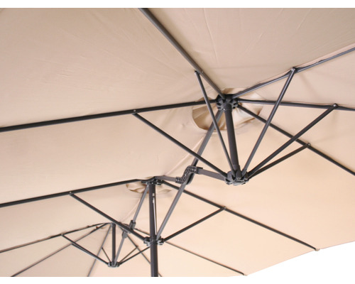 Detailansicht eines Sonnenschirms mit Gestell