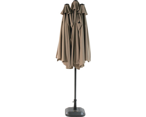 Geschlossener Ampelschirm mit Fuß