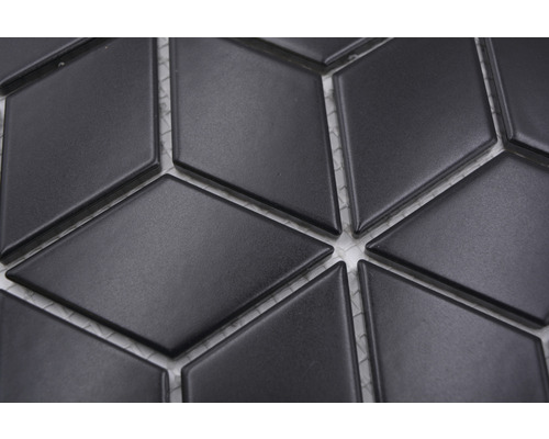 Detailaufnahme von rautenförmigen Mosaikfliesen