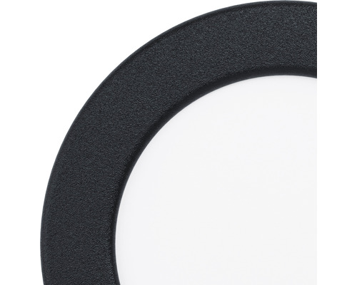 Detailansicht einer runden, schwarzen Leuchte