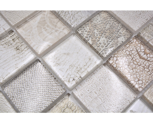 Nahaufnahme von Mosaikfliesen mit verschiedenen Texturen